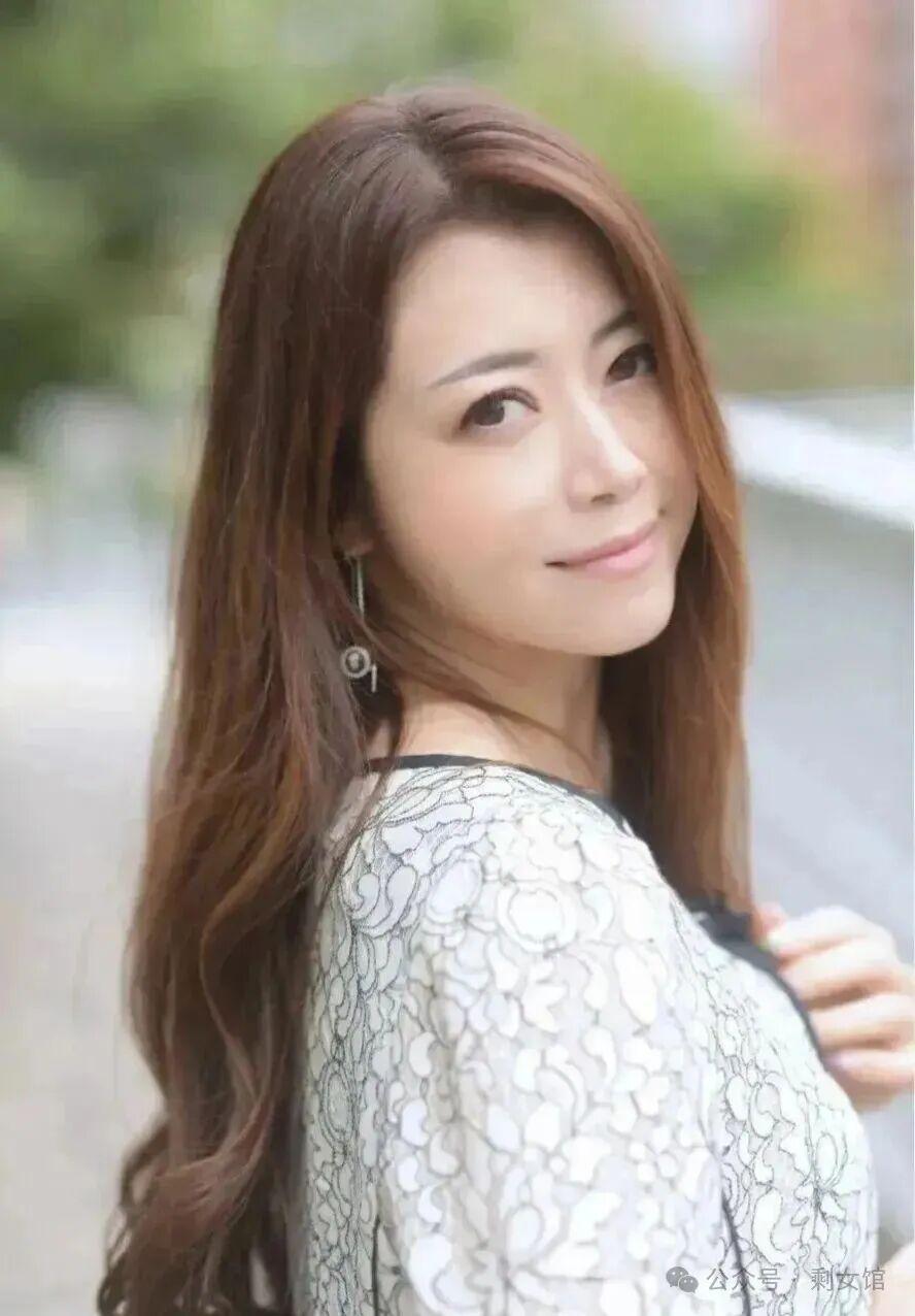 摆摊后，全城大哥都来给我打下手
